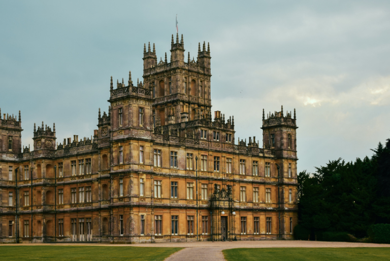 20 Incredible Must-Read Books Like Downton Abbey For 2023