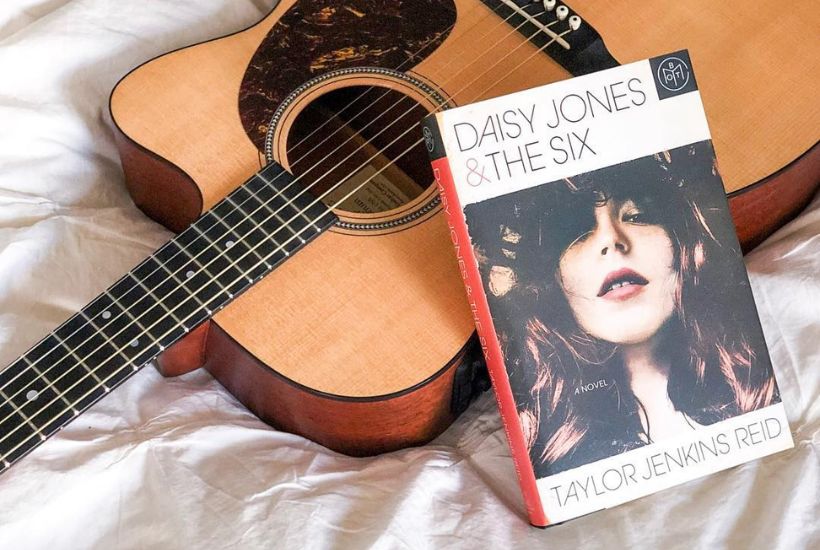 Books like Daisy Jones and the six