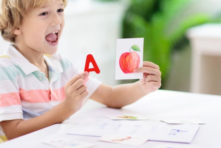 8 Amazing Phonics Books to Help Grow a Little Reader